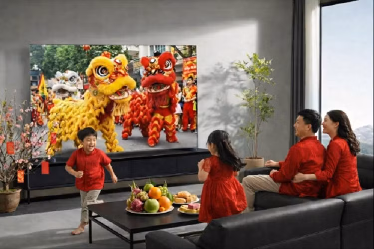 Dịp Tết, chiếc TV phòng khách trở thành trung tâm kết nối các thế hệ qua phim ảnh, gameshow và chương trình giải trí.