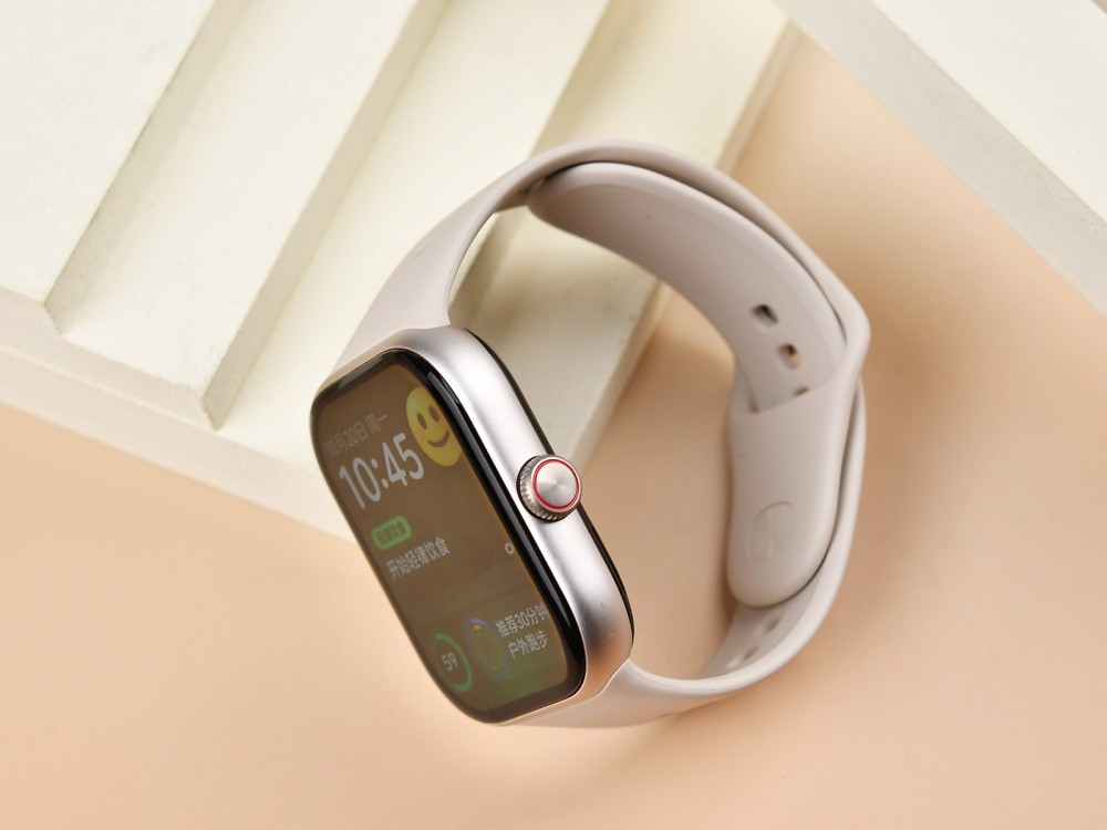 Người dùng có thể lựa chọn hơn 100 chế độ luyện tập cùng tính năng theo dõi sức khỏe 24/7.