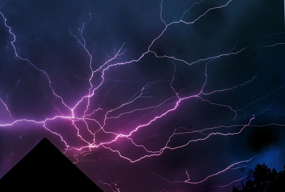 Sét đánh từ mây xuống đất là mối nguy hiểm với sự an toàn của con người. Ảnh: Pexels.