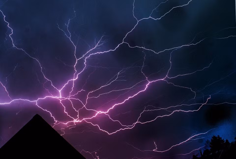 Sét đánh từ mây xuống đất là mối nguy hiểm với sự an toàn của con người. Ảnh: Pexels.