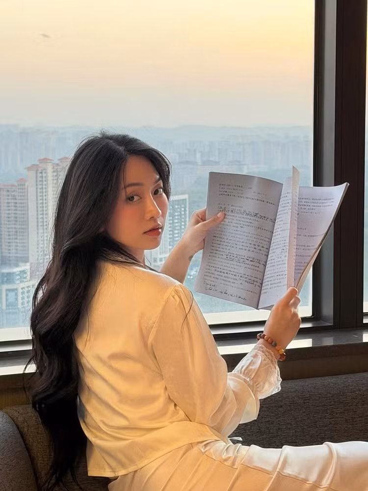 Thần thái sâu lắng, pose dáng mềm mại khiến người xem liên tưởng đến thước phim điện ảnh.