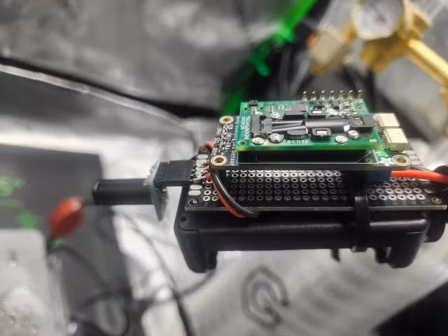 DeVido tận dụng dự án để thử nghiệm kiến trúc trí nhớ dài hạn cho AI bằng cách tự tóm tắt và “ngủ” định kỳ.