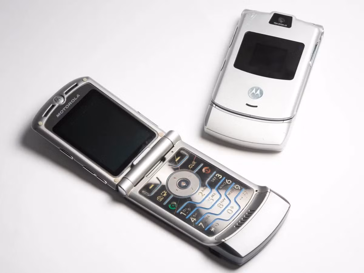 Sở hữu Razr V3 đồng nghĩa với việc trở thành tâm điểm, như một tuyên ngôn thời trang và địa vị.