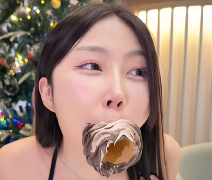 Khoảnh khắc này khiến nhiều người xem vừa bất ngờ vừa bật cười vì quá độc đáo.