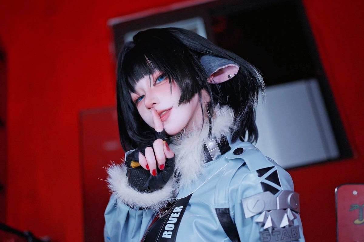 Không chỉ đẹp, nữ coser còn thể hiện kỹ năng hóa thân chuyên nghiệp qua từng động tác nhỏ.