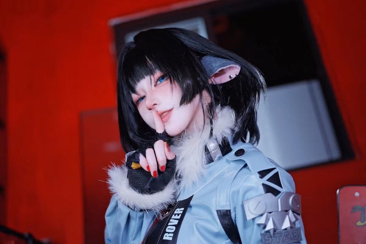 Không chỉ đẹp, nữ coser còn thể hiện kỹ năng hóa thân chuyên nghiệp qua từng động tác nhỏ.