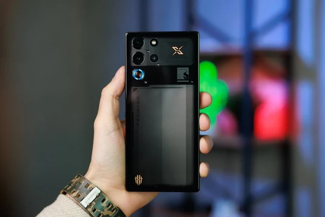 Bản tiêu chuẩn có RAM 12GB và bộ nhớ 256GB, trong khi bản cao cấp nhất là 24GB/1TB vẫn rẻ hơn S25 Ultra.