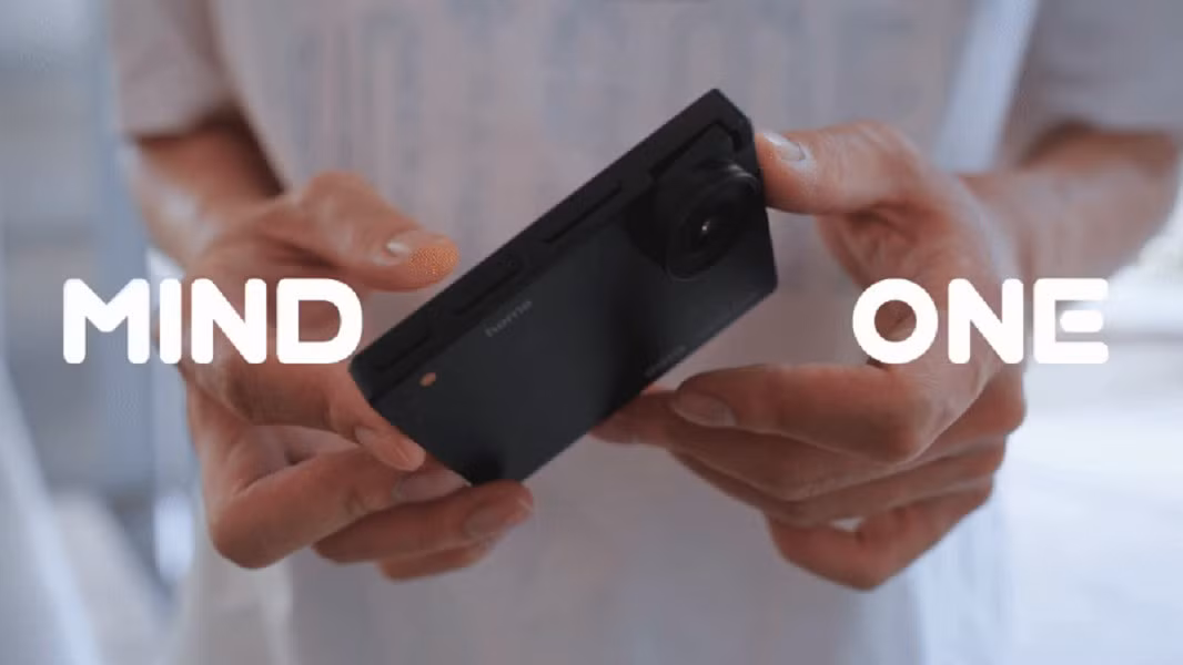 Chiếc điện thoại iKKO Mind One gây chú ý với thiết kế vuông vức như thẻ ATM, nặng chỉ 120g.