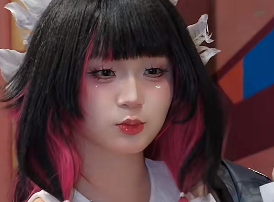 Cô nàng gây ấn tượng nhờ vẻ ngoài xinh xắn, phong cách thời trang năng động và nụ cười rạng rỡ.