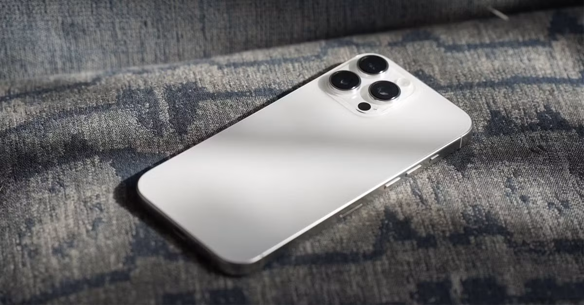 Dù sạc chỉ 27W, nhưng pin "trâu" và khung titan giúp máy bền bỉ khi chiến game dài lâu.