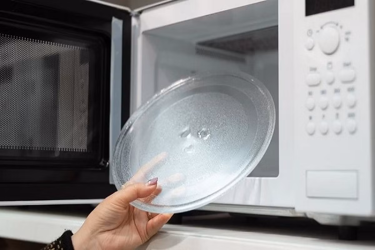 Một mẹo đơn giản là dùng đúng dụng cụ chịu nhiệt, giúp thiết bị hoạt động nhanh và tiết kiệm năng lượng hơn.