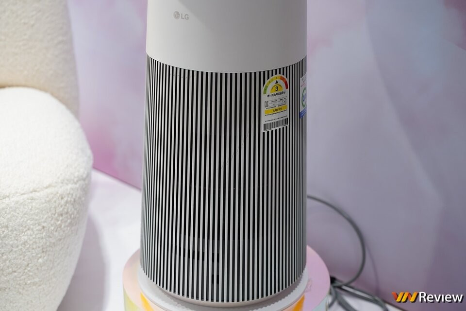 Mặt bàn hỗ trợ sạc không dây chuẩn Qi giúp người dùng tiện sạc điện thoại mà không cần dây cáp.(Ảnh: Vnreview)