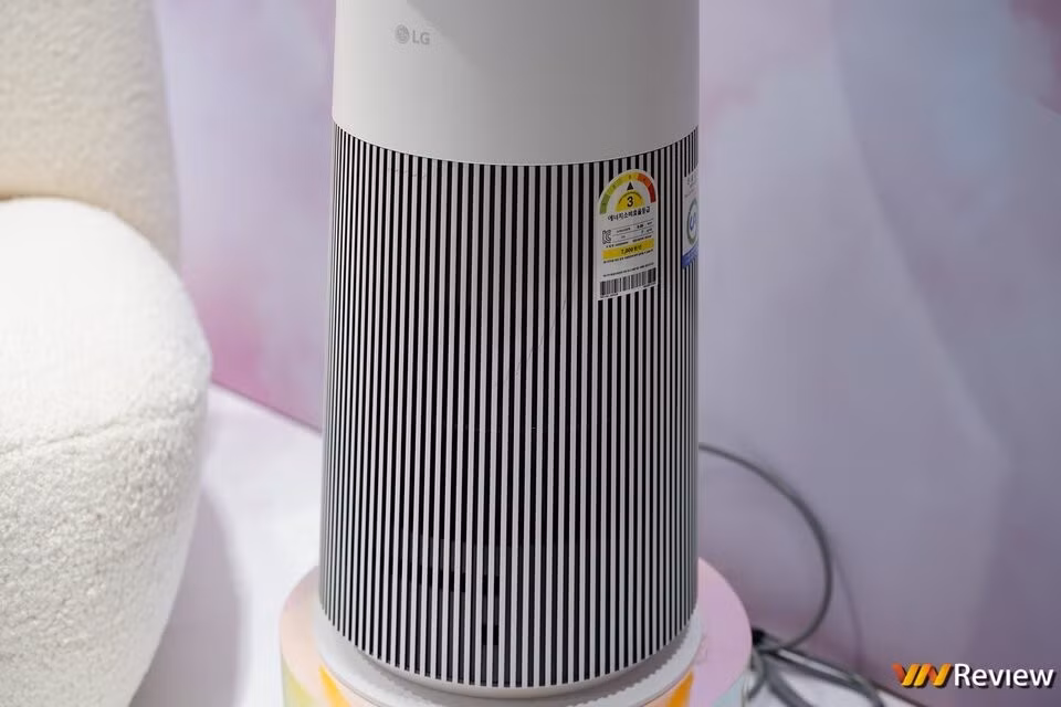 Mặt bàn hỗ trợ sạc không dây chuẩn Qi giúp người dùng tiện sạc điện thoại mà không cần dây cáp.(Ảnh: Vnreview)