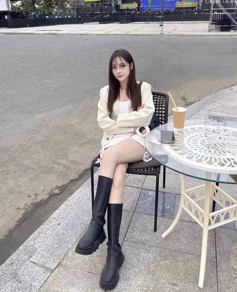 Trong bộ bikini và đồ ôm sát, Cô Chip tự tin khoe đường cong “chuẩn đét”.