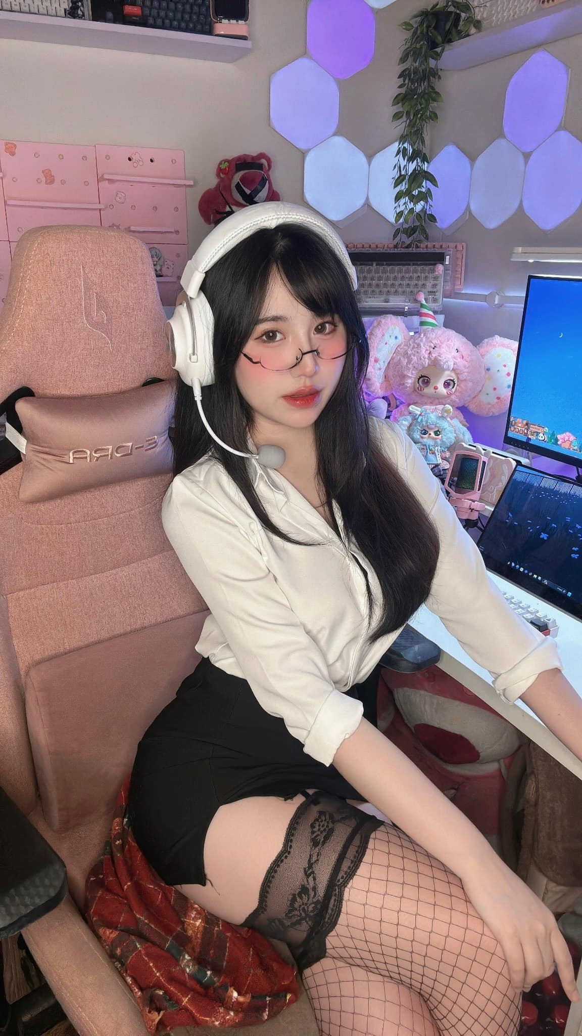 Mỗi buổi livestream, cô chỉ ngồi yên chơi game nhưng vẫn thu hút hàng nghìn lượt tương tác. (Ảnh: gamek)