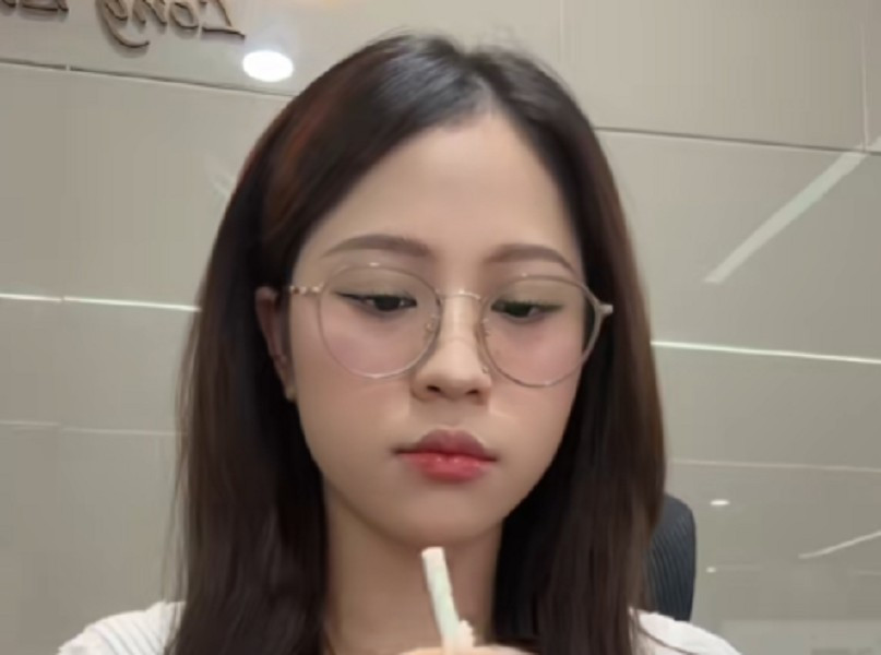 Em Ngọc Vlog bất ngờ nổi tiếng nhờ những vlog mukbang tại nơi làm việc với ngoại hình ưa nhìn và phong cách ăn uống sang chảnh.