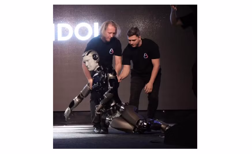 Nhân viên kỹ thuật không thể dựng dậy, buộc phải trùm vải đen và khiêng ra khỏi sân khấu.