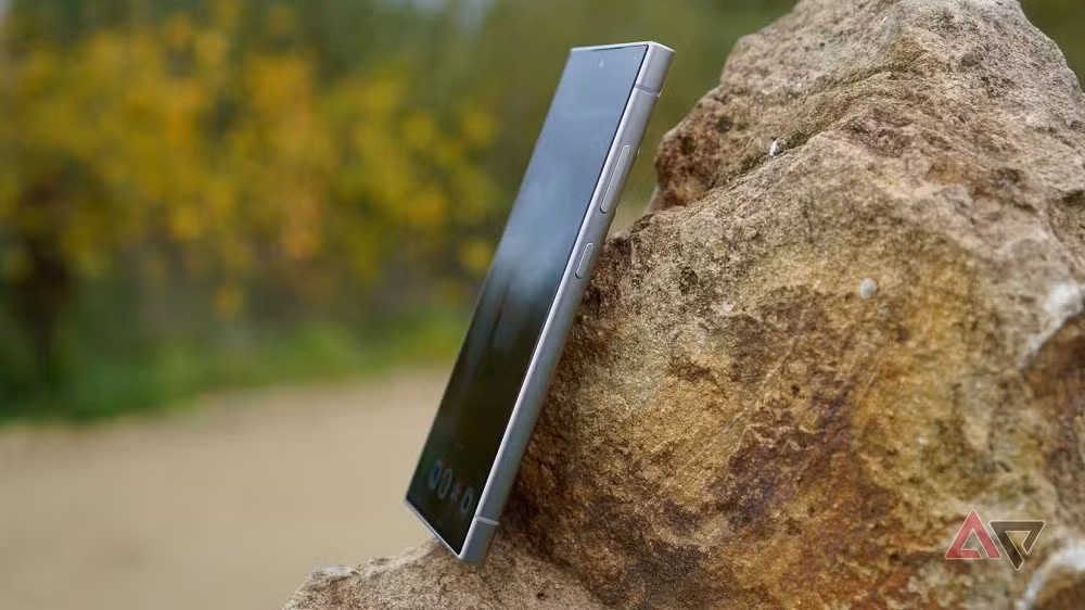 Boxall cho rằng, khoảng không gian dành cho S Pen có thể được tận dụng tốt hơn như tăng pin hoặc giảm độ dày của máy.(Ảnh: Android Police)