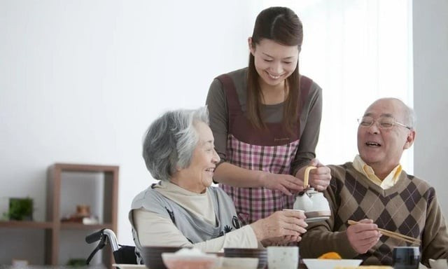 Chăm sóc, hiếu kính cha mẹ già. Ảnh minh họa