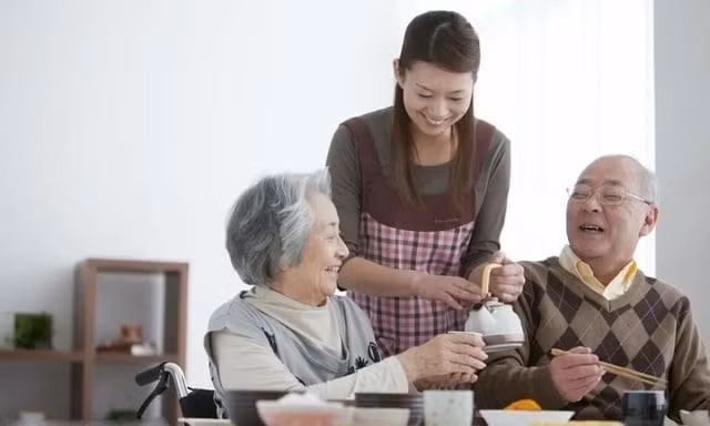 Chăm sóc, hiếu kính cha mẹ già. Ảnh minh họa