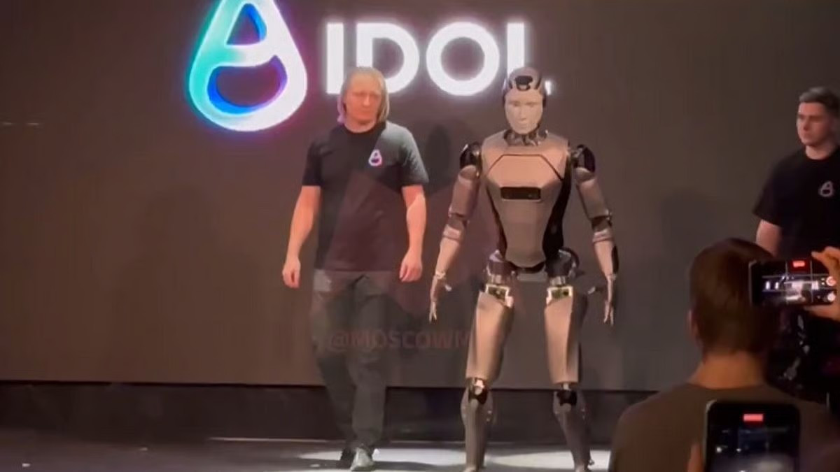 Nga vừa giới thiệu robot hình người tích hợp AI đầu tiên tại Trung tâm Yarovit Hall, Moscow.