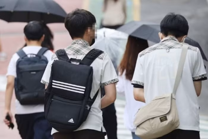 Giới phê bình cảnh báo ranh giới giữa trách nhiệm công và lợi ích cá nhân đang bị xóa nhòa. Khi giáo viên nhận tài trợ, nội dung có thể bị chi phối bởi mục tiêu kiếm tiền.