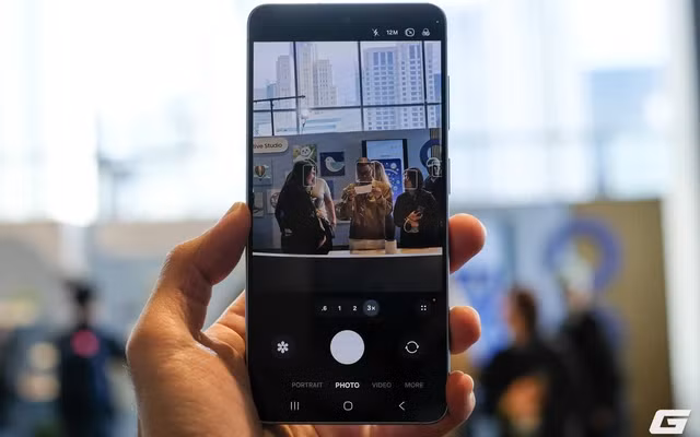 Nhờ sức mạnh của Gemini 3, người dùng chỉ cần khoanh tròn là hệ thống có thể quét toàn bộ ngữ cảnh và trả về kết quả liên quan. (Ảnh: Genk)