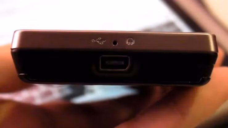 Ở phía Android, Micro-USB từng là chuẩn kết nối phổ biến nhờ độ bền và chi phí thấp, được nhiều hãng lớn áp dụng trước khi bị USB-C thay thế hoàn toàn.