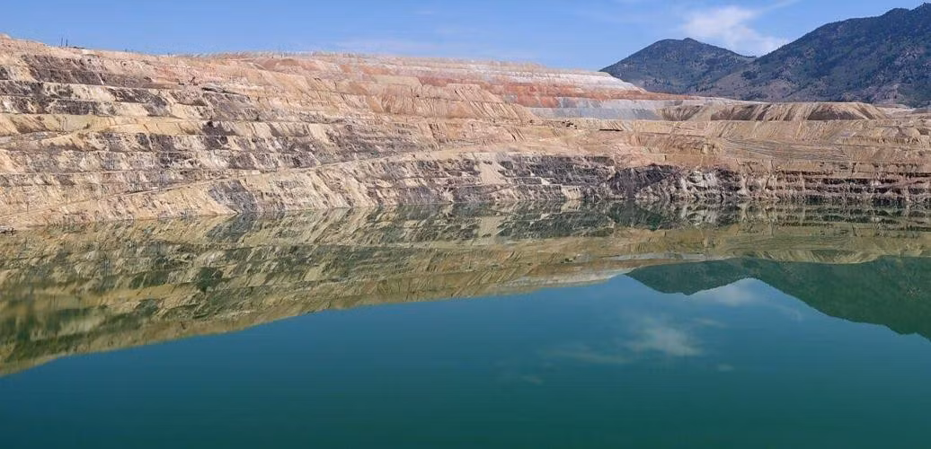 Hồ Berkeley ở bang Montana, Mỹ đang trở thành tâm điểm khi được xem là “mỏ vàng” đất hiếm nằm trong hố nước thải. (Ảnh: Elko Daily Free Press)