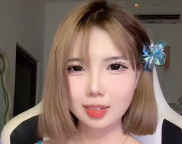 Diện váy ôm sát tôn dáng cùng layout trang điểm nhẹ nhàng, cô nàng khiến fan “đổ gục”.