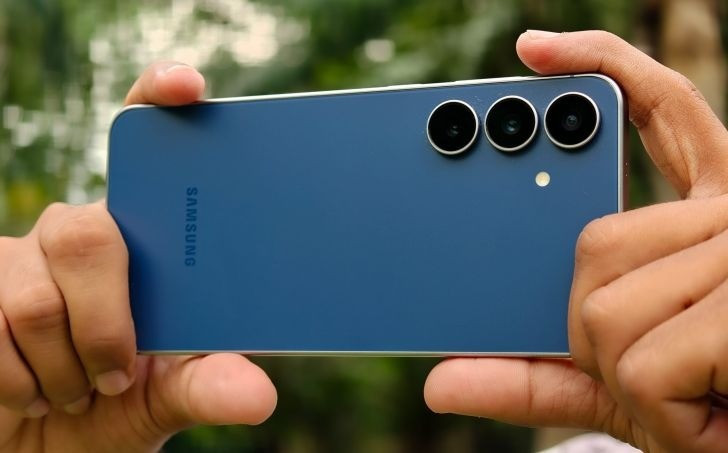 Camera selfie góc rộng và cảm biến hiện đại là điều cần thiết trong thời đại mạng xã hội.