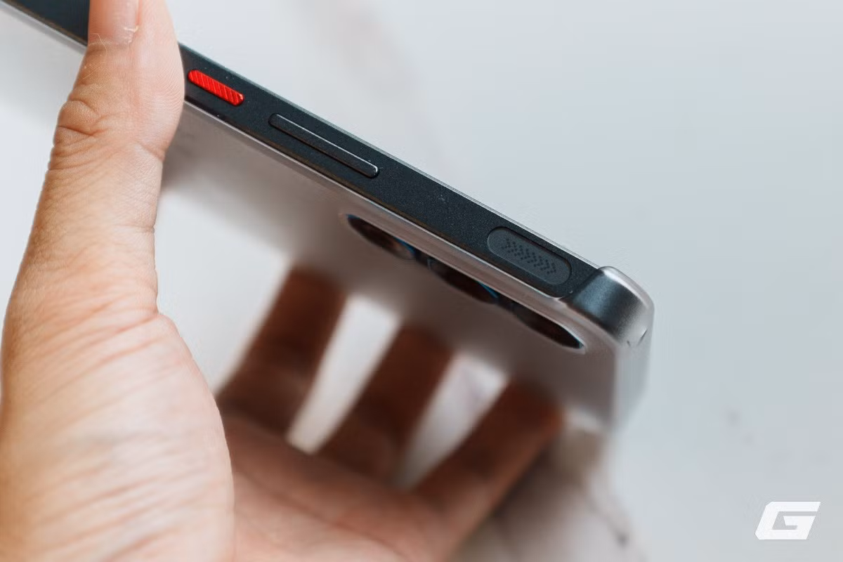 Máy có hai nút trigger cảm ứng đặt ở cạnh viền, rất lý tưởng cho game thủ yêu thích dòng FPS hoặc MOBA.(Ảnh: Genk)