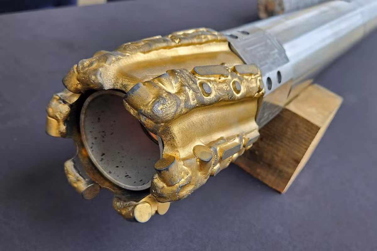 Họ đã thành công làm tan chảy đá granit và bazan ở tốc độ 2cm/phút, đánh dấu bước tiến lớn trong công nghệ khoan siêu sâu. (Ảnh: New Atlas)