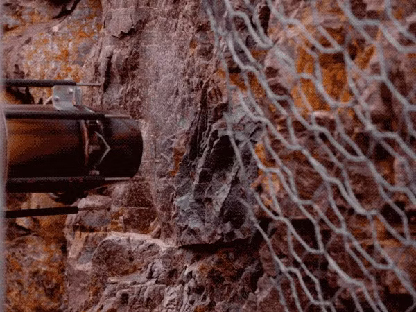 Công nghệ này sử dụng sóng tần số cao để bốc hơi đá như một “lò vi sóng ngầm”, mở đường cho khai thác năng lượng quy mô lớn.(Ảnh: newatlas)