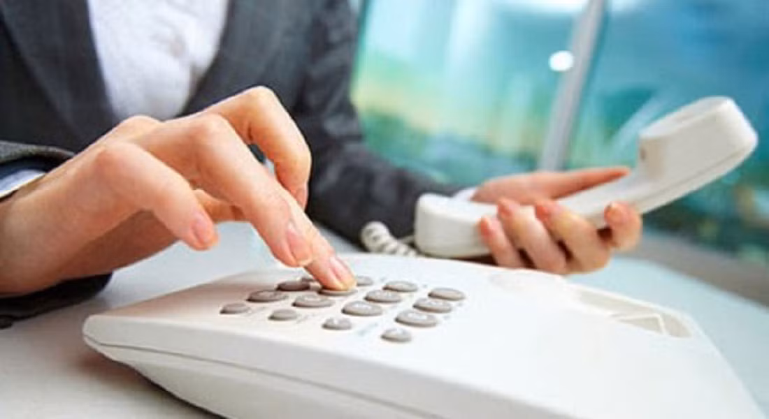 Với khả năng tách biệt cuộc gọi công việc, độ ổn định cao và tích hợp công nghệ AI khử ồn, điện thoại bàn tiếp tục giữ vững vị thế trong môi trường chuyên nghiệp.