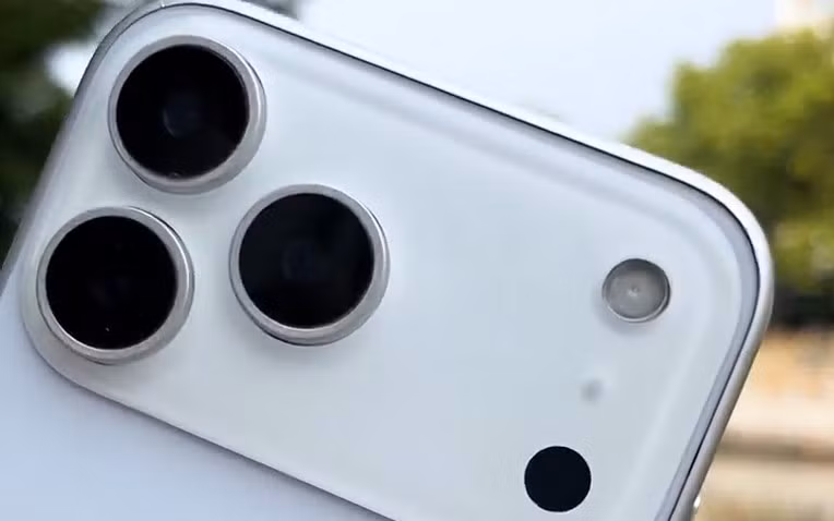 Một video rò rỉ vừa hé lộ thiết kế thực tế của iPhone 17 Pro Max với độ dày vượt cả iPhone 16 Pro Max. (Ảnh: Thanh niên Việt)