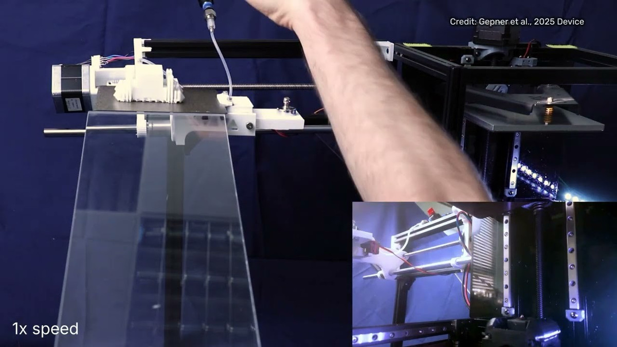 Khi in xong, khay được lật lại để robot "đứng" đúng chiều, sẵn sàng hoạt động với bộ truyền động khí nén tích hợp.(Ảnh: IFLScience)