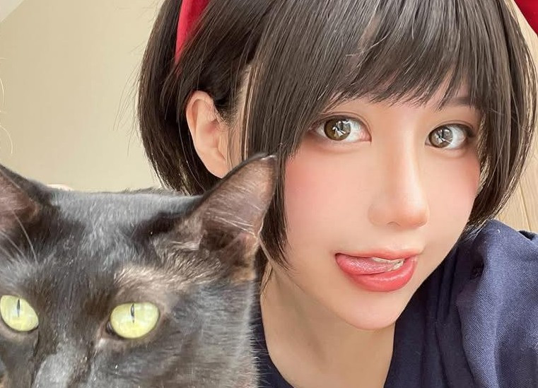 Phong cách của Ain Nguyễn gây tranh cãi, khi một số người khen ngợi còn số khác chỉ trích là quá gợi cảm.