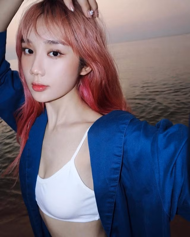 Mina Young, nữ streamer nổi tiếng của VCS, vừa gây xôn xao khi đăng ảnh check-in cùng hai standee Faker.