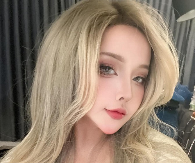 ﻿ Hình ảnh được chụp trước gương, góc máy từ trên cao và tư thế "dùng miệng giữ điện thoại" càng khiến cư dân mạng tò mò.