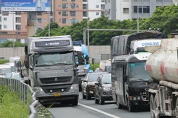 Xe chiếm làn, chạy &quot;rùa bò&quot; khá phổ biến trên cao tốc Pháp Vân-Cầu Giẽ .Ảnh: Đình Hiếu