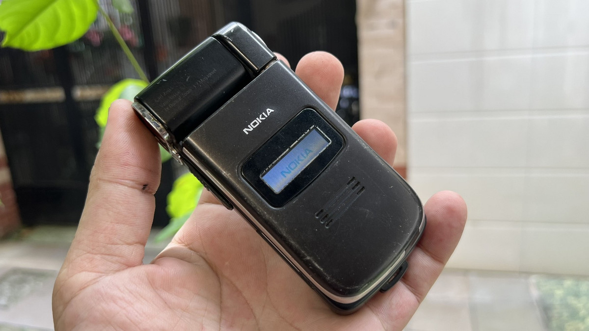 Đổi lại, thân máy khá to và nặng, nhưng bù lại cho trải nghiệm nhiếp ảnh chất lượng cao.