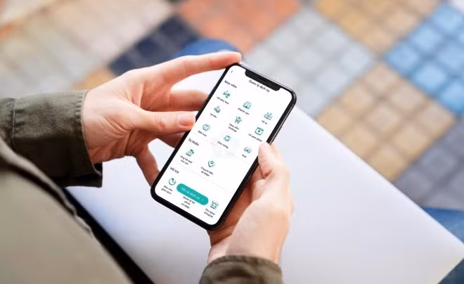 Nếu phát hiện giao dịch bất thường, người dùng phải lập tức liên hệ tổng đài ngân hàng để khóa tài khoản tạm thời.