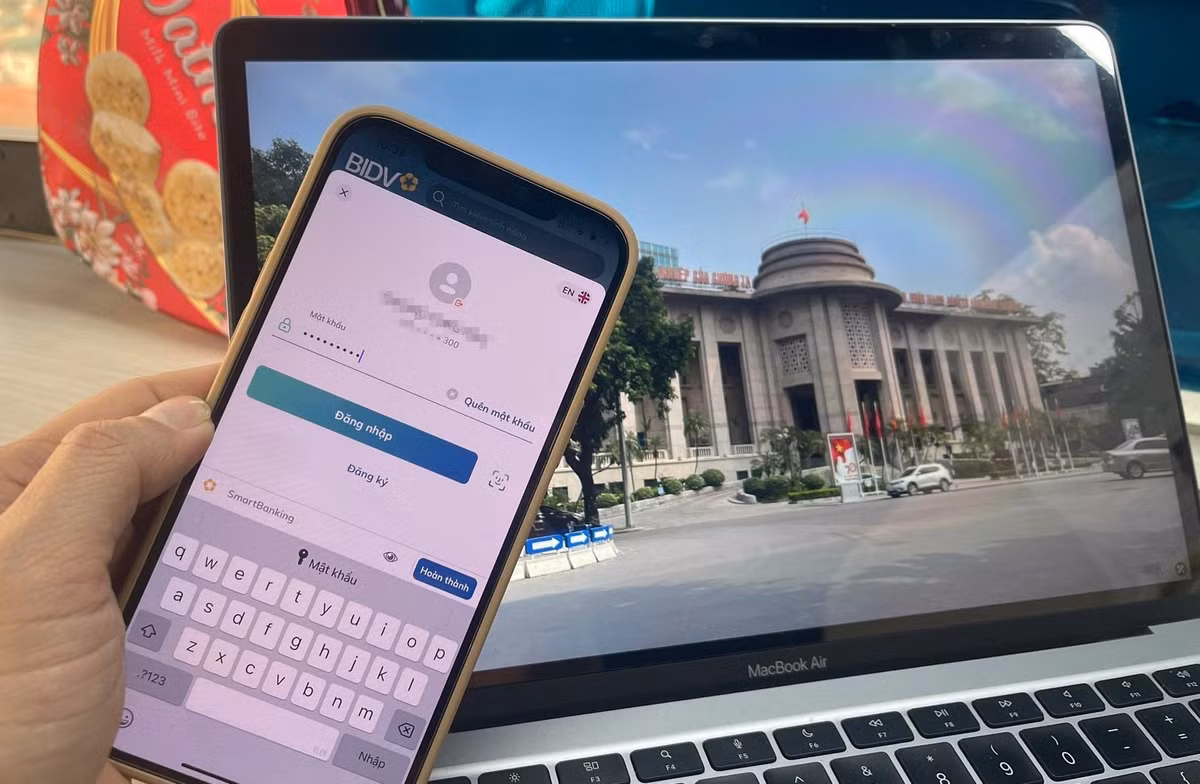 Trước khi chuyển sang điện thoại mới, người dùng cần bật tính năng “cho phép thiết bị khác” hoặc xác nhận qua điện thoại cũ.