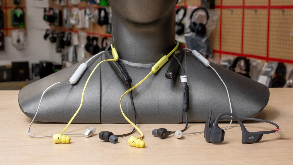 Nhiều người mất hàng loạt earbuds vì dễ rơi hoặc thất lạc hộp sạc, khiến neckband trở nên hợp lý hơn.