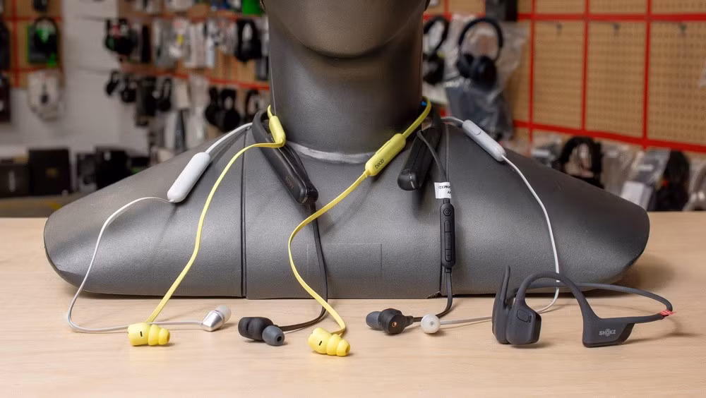 Nhiều người mất hàng loạt earbuds vì dễ rơi hoặc thất lạc hộp sạc, khiến neckband trở nên hợp lý hơn.