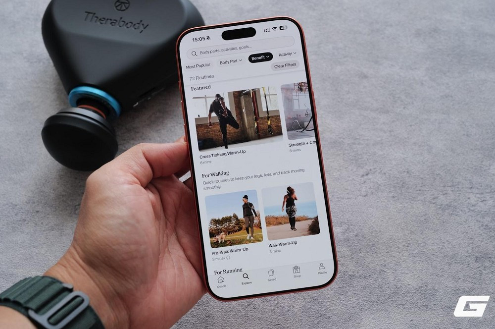 Theragun Mini Plus còn hỗ trợ kết nối Bluetooth với ứng dụng Therabody, nơi người dùng có thể tùy chỉnh lực, nhiệt và chọn bài trị liệu do chuyên gia hướng dẫn.(Ảnh: Genk)