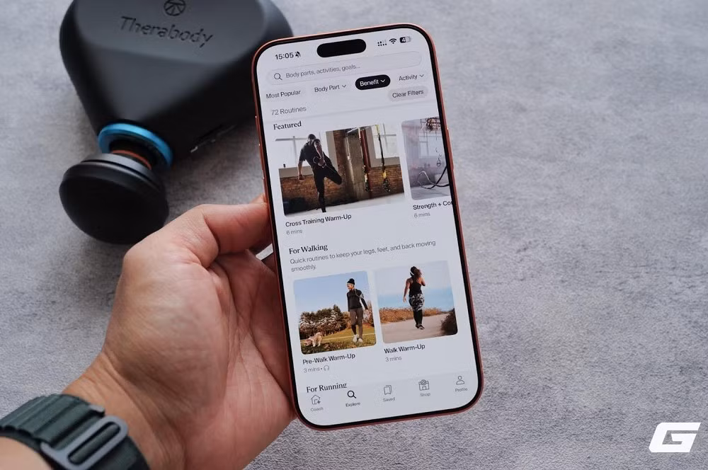Theragun Mini Plus còn hỗ trợ kết nối Bluetooth với ứng dụng Therabody, nơi người dùng có thể tùy chỉnh lực, nhiệt và chọn bài trị liệu do chuyên gia hướng dẫn.(Ảnh: Genk)