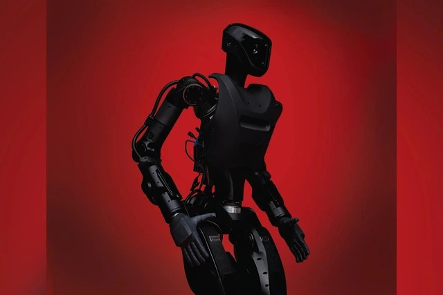 Phantom MK-1 có kích thước tương đương một người lính trưởng thành, cao 1,75 m, nặng khoảng 80 kg và mang ngoại hình lạnh lùng như trong phim khoa học viễn tưởng.