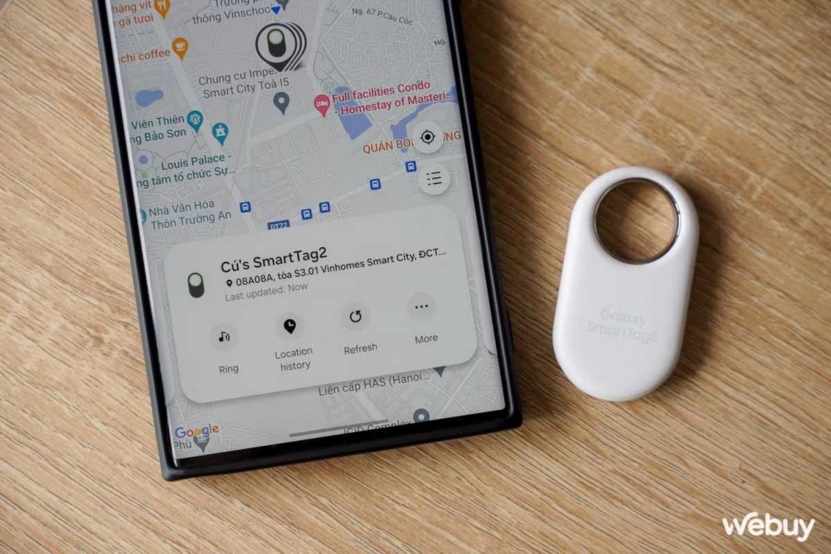 Chỉ cần gắn vào chìa khóa, balo hoặc vali, người dùng có thể kiểm tra vị trí trên điện thoại và nhận cảnh báo khi đồ vật rời khỏi phạm vi an toàn, giảm đáng kể nguy cơ thất lạc.(Ảnh: Webuy)